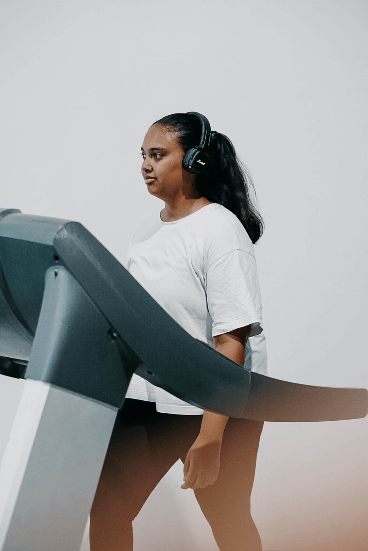 Image montrant une femme marcher sur un tapis de course
